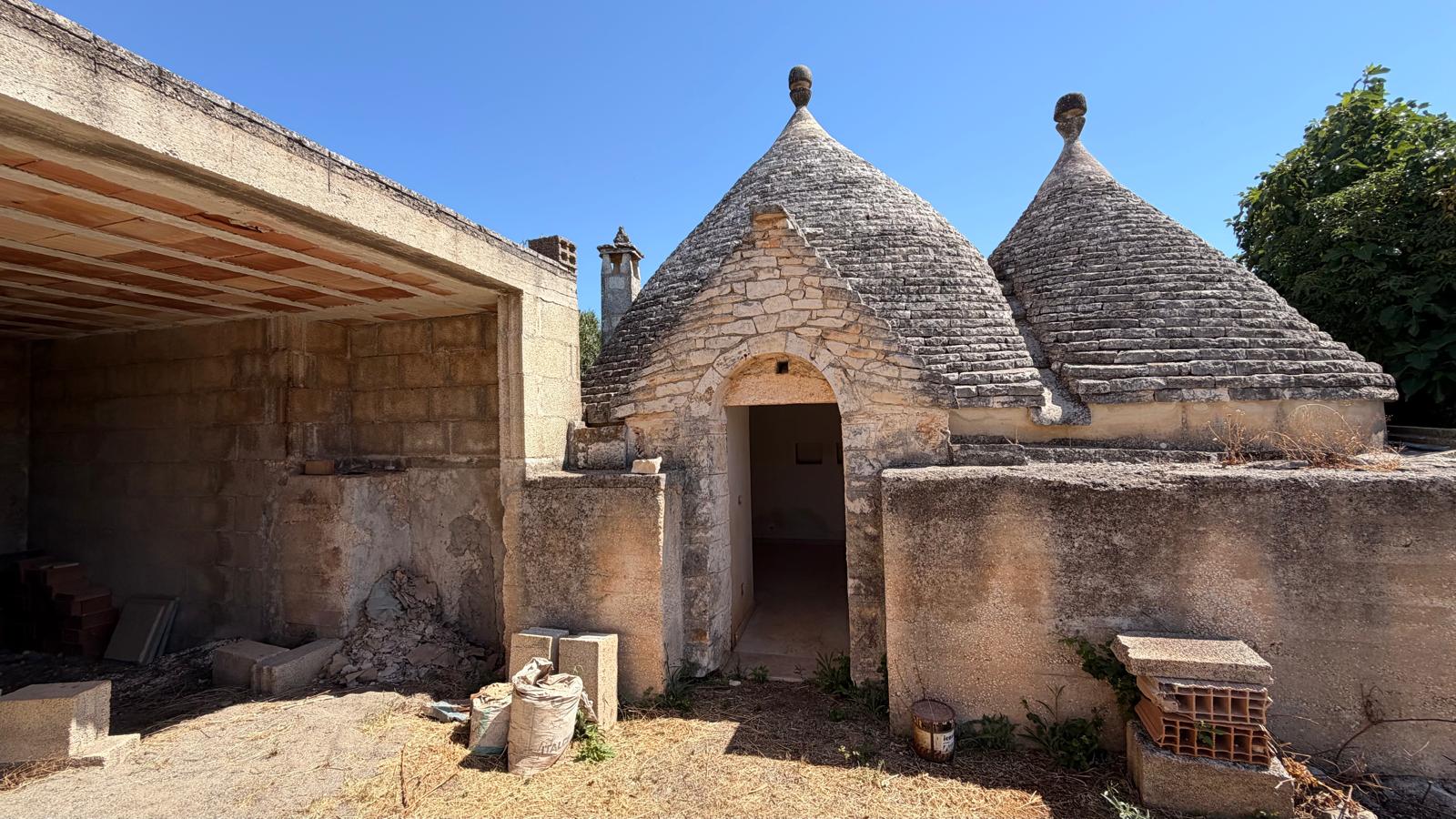 Piccola Villetta In Zona Abitata, 2 Vani e Acc, Trullo, Deposito.